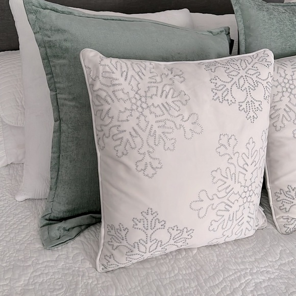 Christmas Holiday White Pillow / 20 x 20 / Set of two - Picture 2 of 6